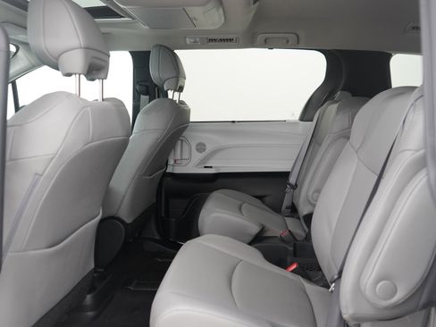 Used 2025 Toyota Sienna XLE image 22