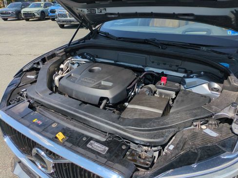 Used 2019 Volvo XC60 T5 Momentum w/ Multimedia Package AWD/4WD image 36