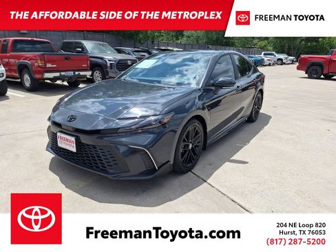 Used 2025 Toyota Camry SE w/ Convenience Package FWD image 1