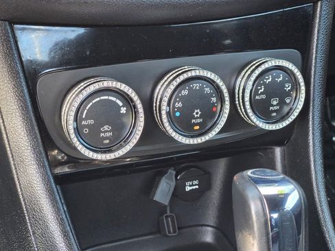 Used 2011 Chrysler 200 Touring FWD image 19