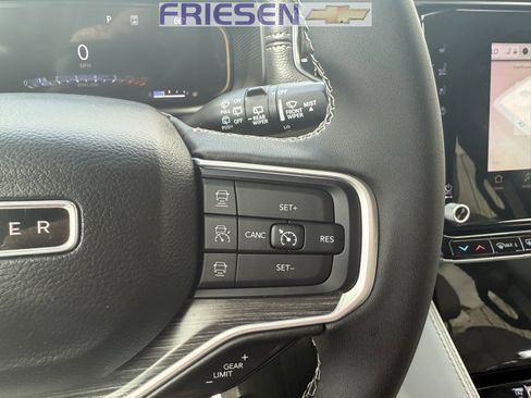 Used 2023 Jeep Wagoneer L Series III w/ Premium Group I image 13