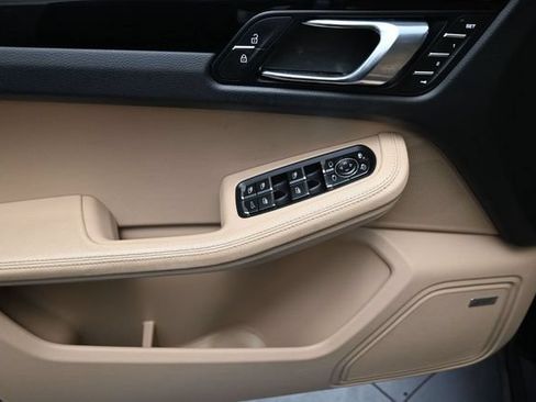 Used 2021 Porsche Macan AWD/4WD image 17