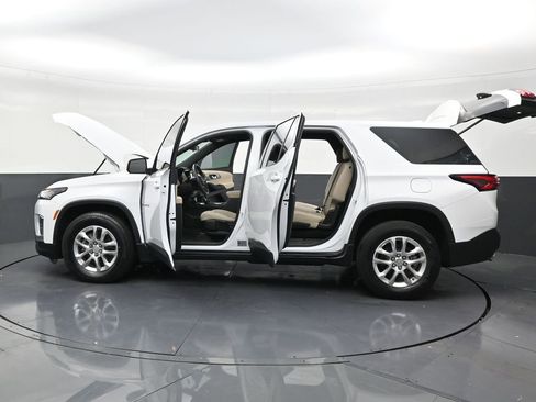 Used 2023 Chevrolet Traverse LS image 30