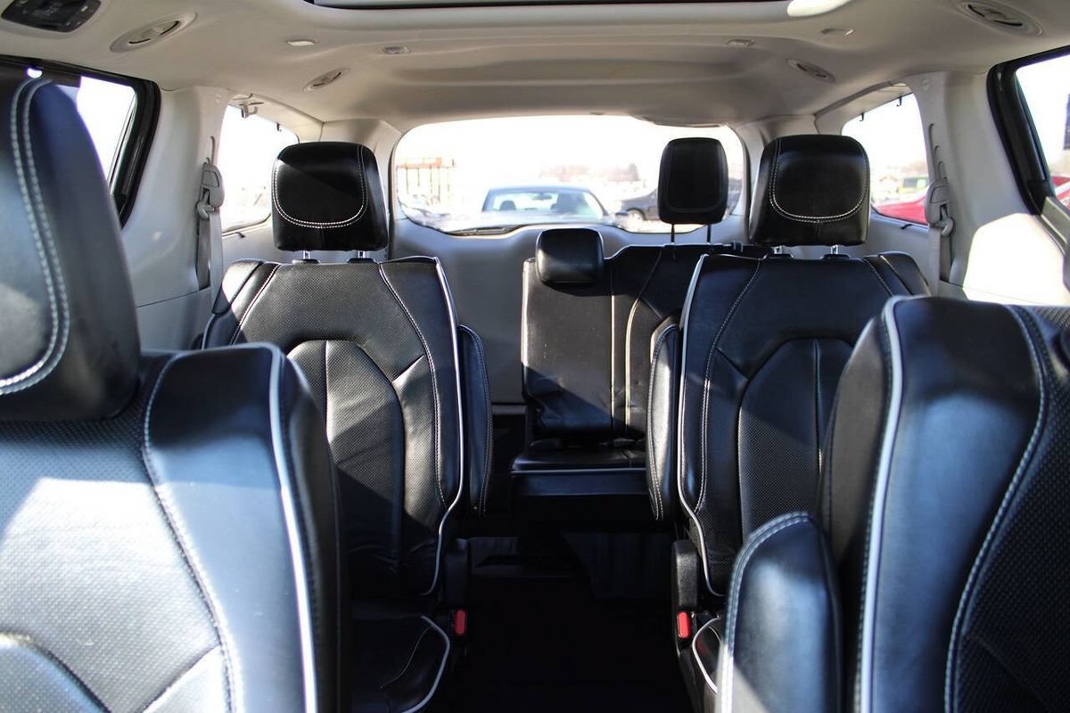 Used 2023 Chrysler Pacifica Limited FWD image 6