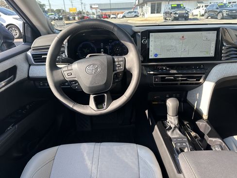 Used 2025 Toyota Camry XLE image 15