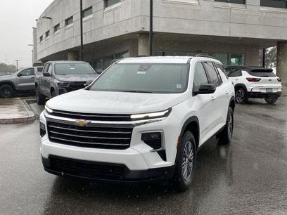 Used 2025 Chevrolet Traverse LT