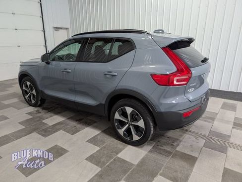 Used 2023 Volvo XC40 B5 Plus w/ Climate Package AWD/4WD image 2