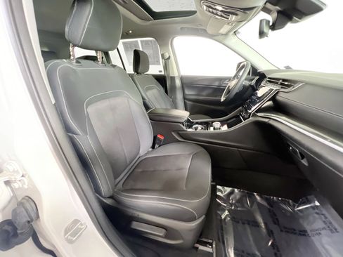 Used 2023 Jeep Grand Cherokee Laredo w/ Luxury Tech Group I image 27