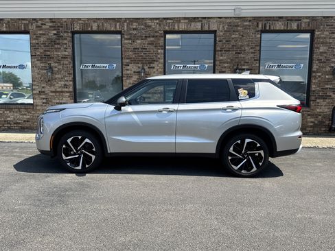 Used 2023 Mitsubishi Outlander SE AWD/4WD image 2