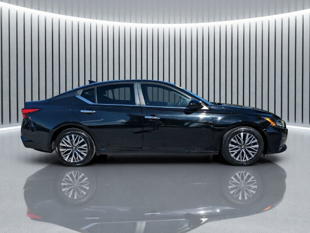 Used 2023 Nissan Altima 2.5 SV w/ SV Premium Package FWD image 3