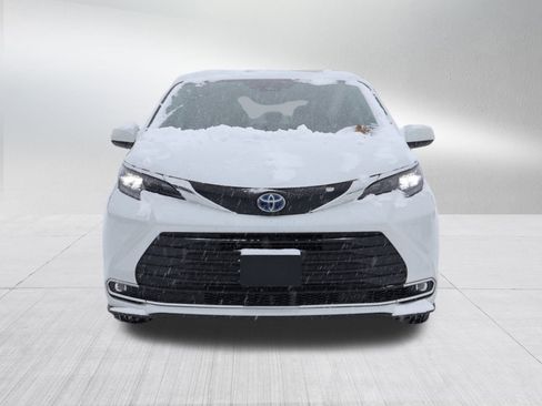 Used 2024 Toyota Sienna XLE image 2