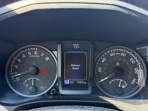 Used 2018 Toyota Tacoma TRD Off-Road AWD/4WD image 10
