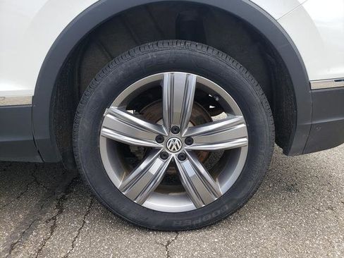 Used 2020 Volkswagen Tiguan SEL AWD/4WD image 33