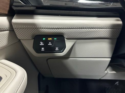 Used 2025 Volkswagen Atlas SE image 17