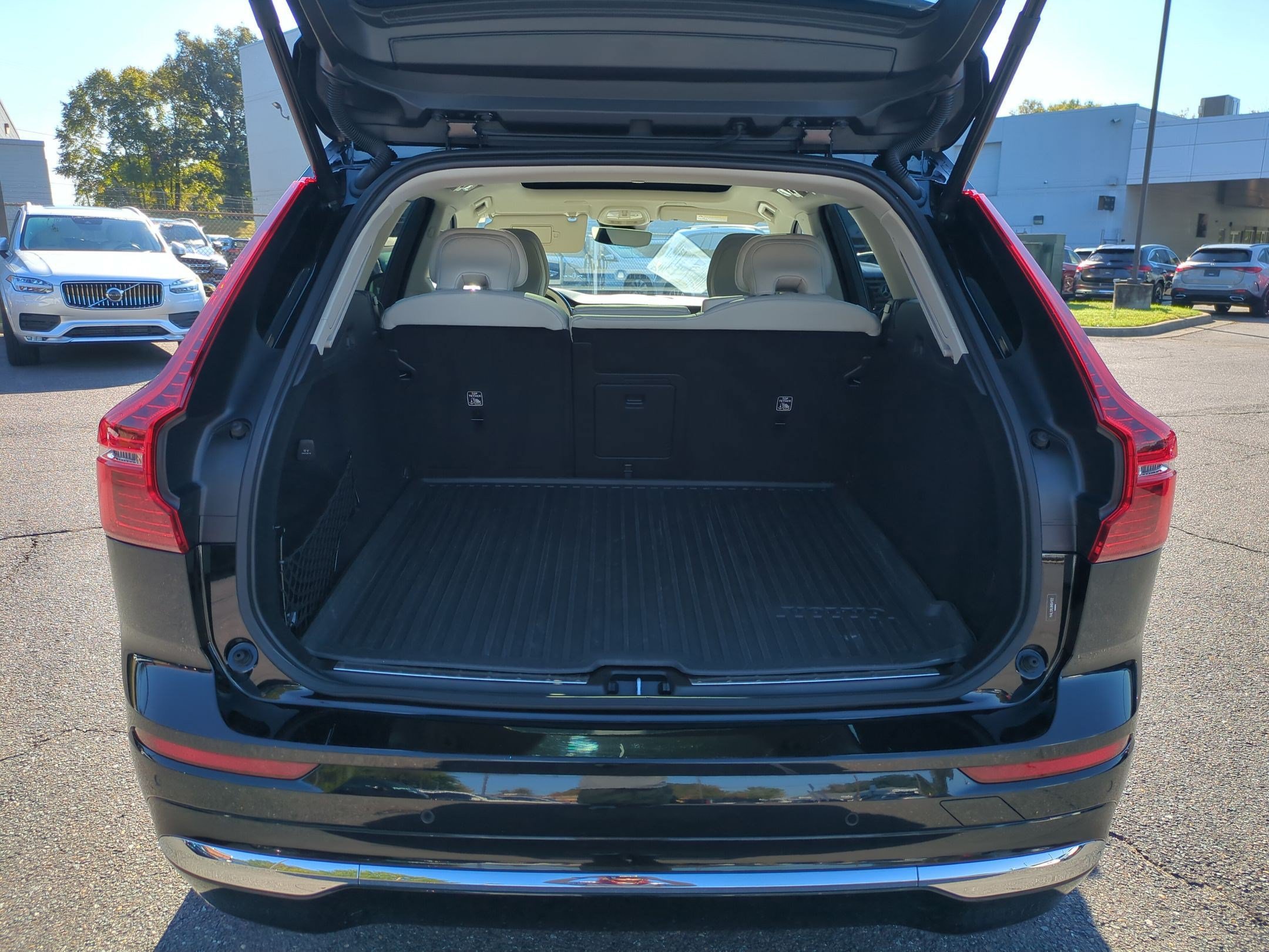 Used 2022 Volvo XC60 B5 Inscription w/ Advanced Package AWD/4WD image 33