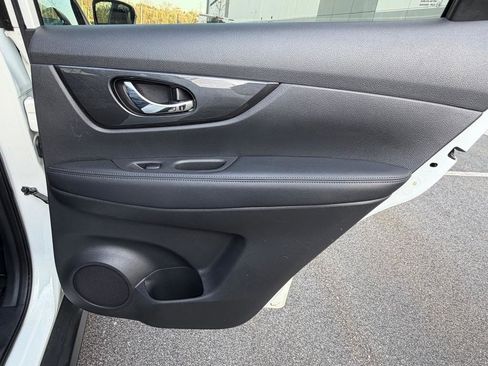 Used 2018 Nissan Rogue SV image 18