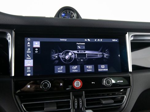 Used 2025 Porsche Macan image 24