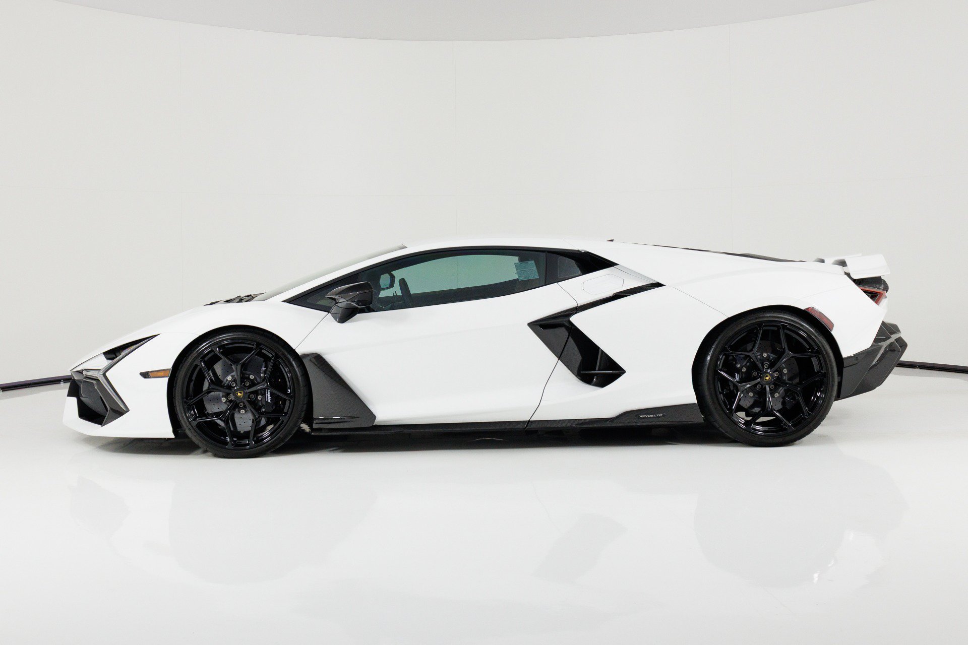 Used 2024 Lamborghini Revuelto AWD/4WD image 7