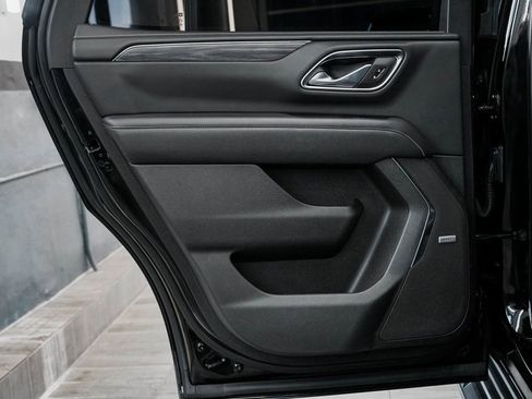 Used 2023 GMC Yukon SLT w/ SLT Premium Package image 14