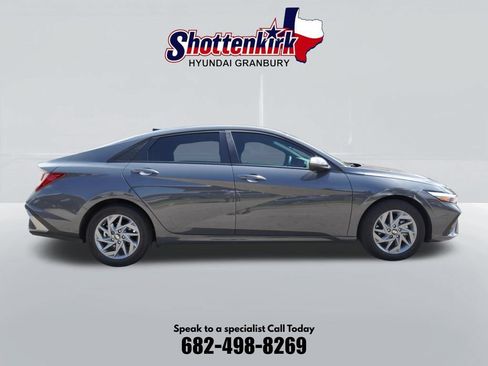 Used 2025 Hyundai Elantra Hybrid FWD image 5