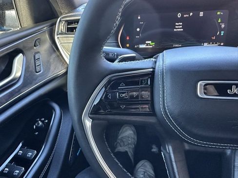 Used 2023 Jeep Grand Cherokee Overland w/ Luxury Tech Group IV image 26