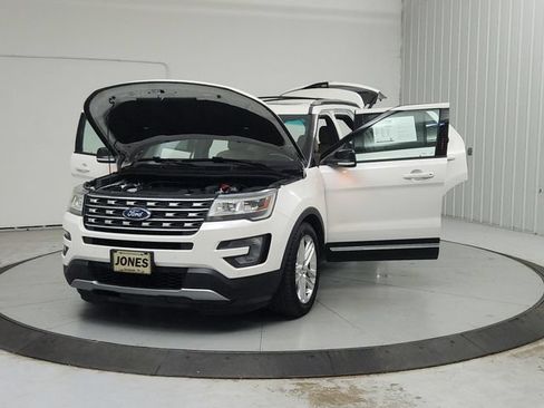 Used 2017 Ford Explorer XLT w/ Equipment Group 202A FWD image 11
