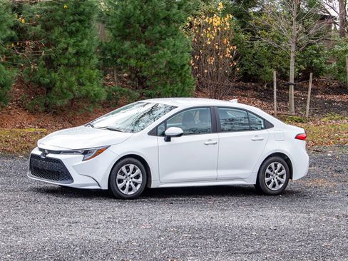 Used 2021 Toyota Corolla LE image 3