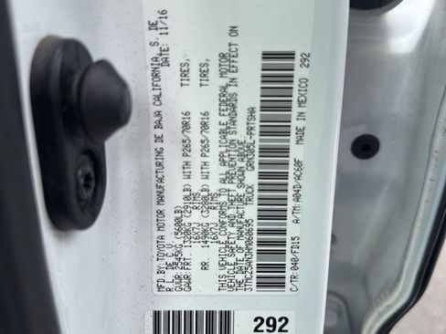 Used 2017 Toyota Tacoma TRD Off-Road image 28