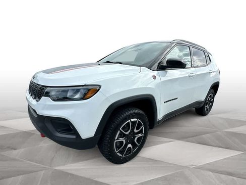 Used 2025 Jeep Compass Trailhawk AWD/4WD image 4