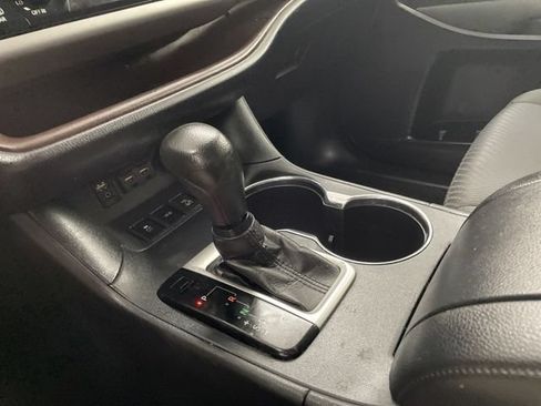 Used 2019 Toyota Highlander LE AWD/4WD image 25