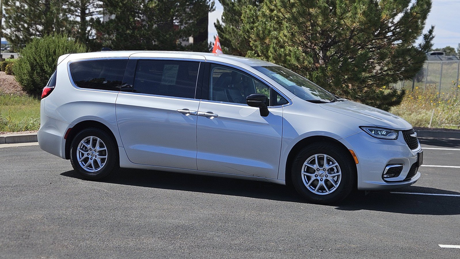 Used 2024 Chrysler Pacifica Touring-L FWD image 1