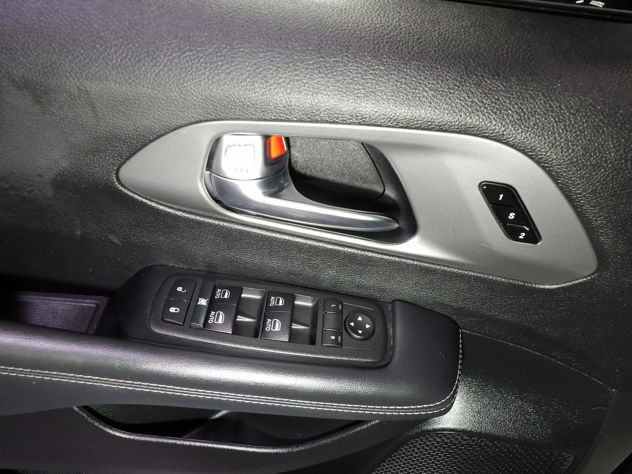 Used 2025 Chrysler Pacifica Select FWD image 12