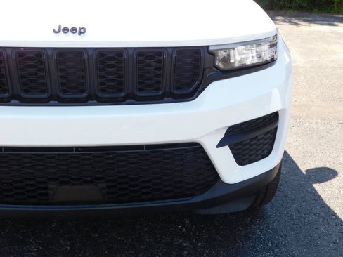 Used 2024 Jeep Grand Cherokee Altitude AWD/4WD image 9