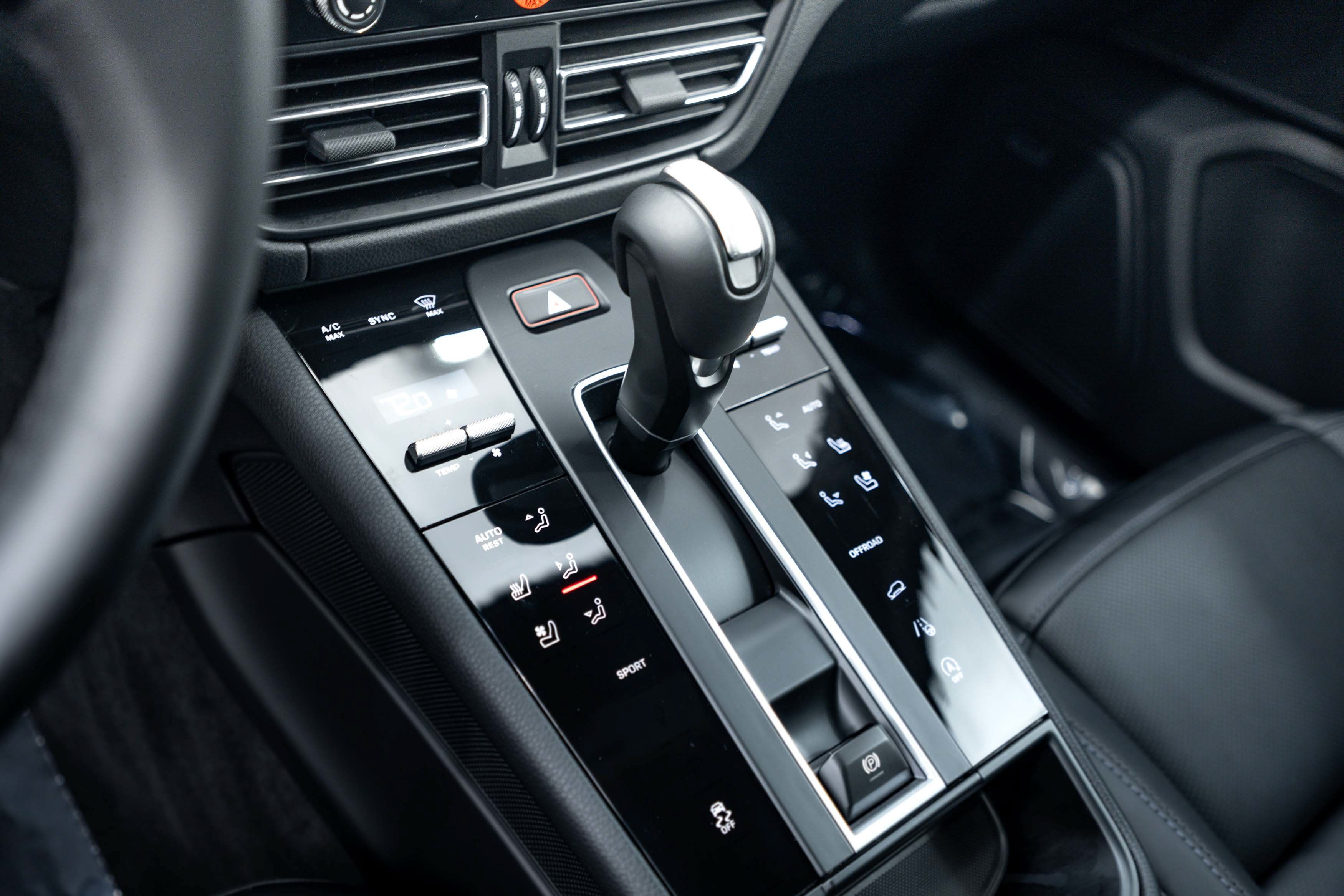 Certified 2026 Porsche Macan AWD/4WD image 12
