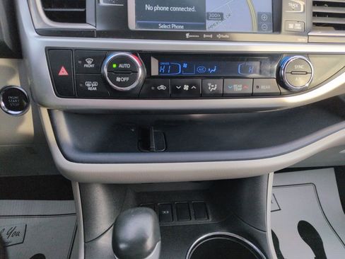 Used 2017 Toyota Highlander XLE image 18