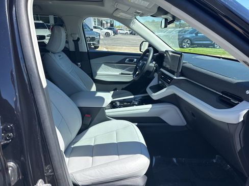 Used 2025 Ford Explorer Platinum w/ Ultimate Package image 14