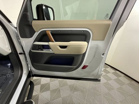 Certified 2023 Land Rover Defender 90 SE image 22