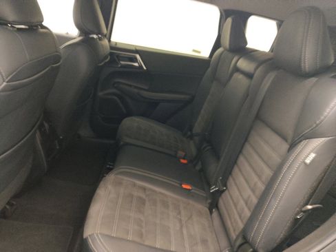 Used 2024 Mitsubishi Outlander SE image 18