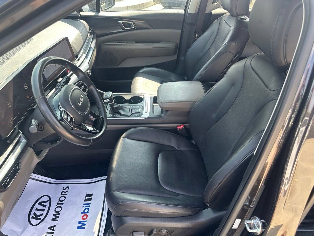 Used 2025 Kia Carnival FWD image 3