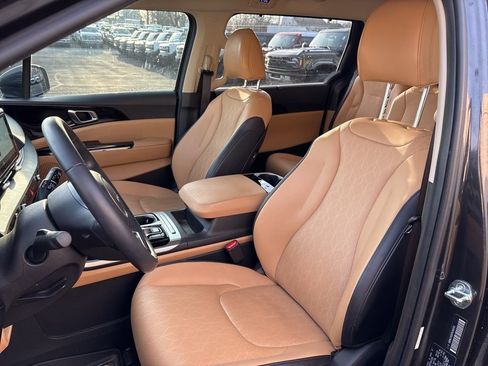 Used 2023 Kia Carnival EX image 4