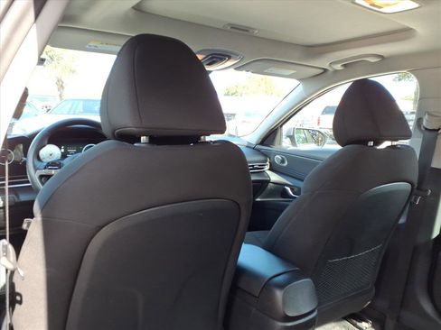 New 2025 Hyundai Elantra SEL image 18