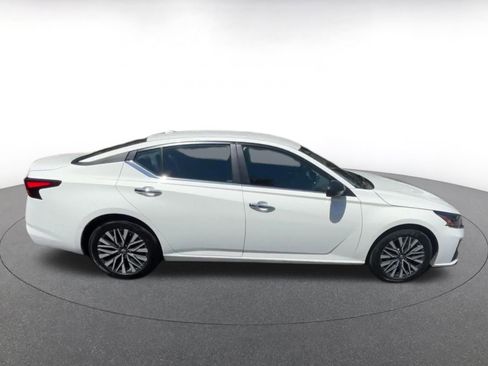 Used 2025 Nissan Altima 2.5 SV FWD image 16