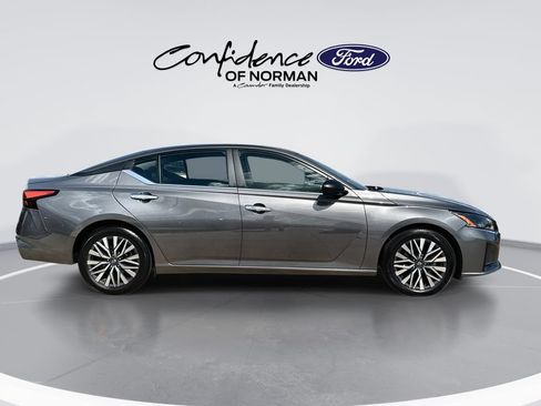 Used 2025 Nissan Altima 2.5 SV FWD image 10