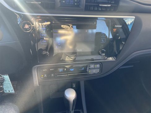 Used 2017 Toyota Corolla SE image 18