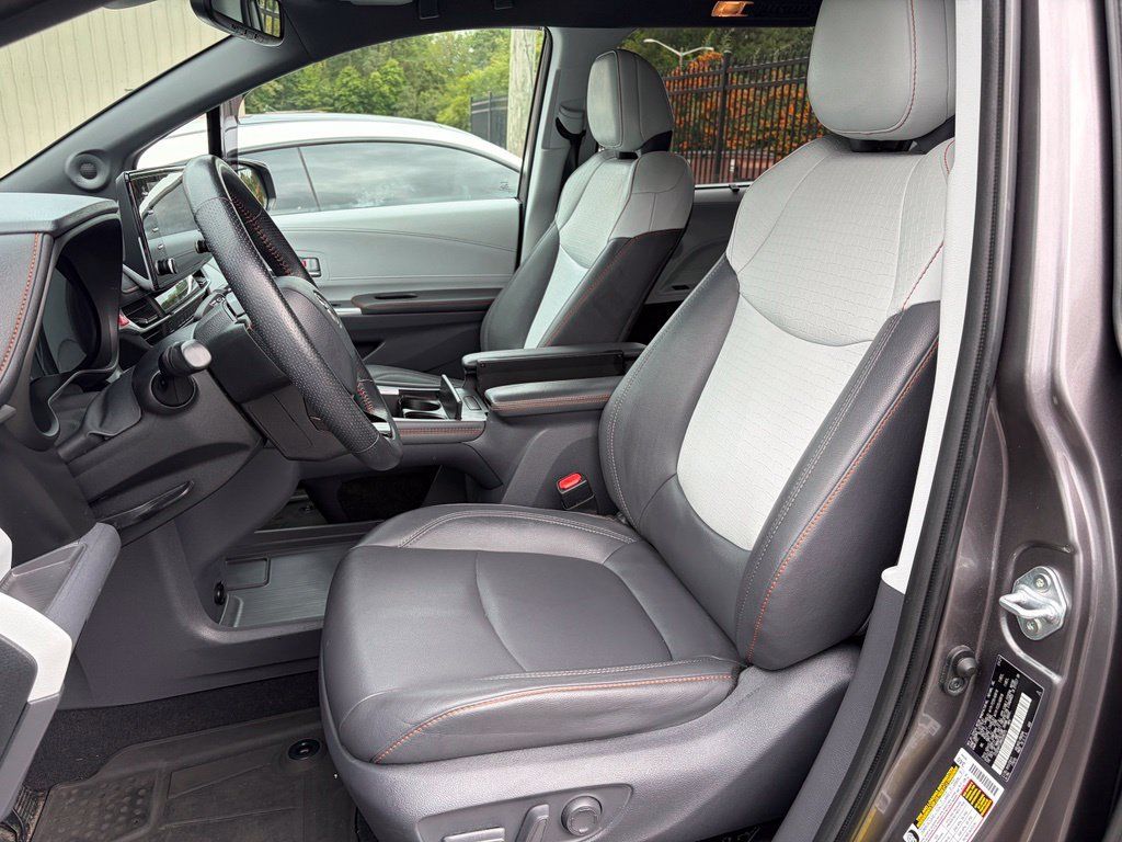 Used 2021 Toyota Sienna XSE w/ XSE Plus Package AWD/4WD image 2