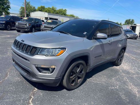 Used 2020 Jeep Compass Latitude FWD image 3