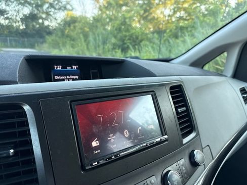 Used 2012 Toyota Sienna LE w/ Towing Pkg FWD image 15