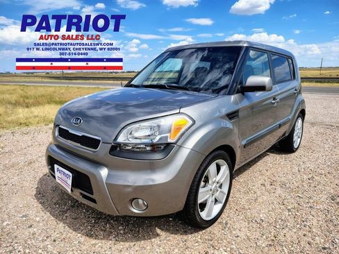 Used 2011 Kia Soul ! FWD image 1