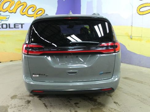 Used 2021 Chrysler Pacifica Limited w/ Uconnect Theater Family Group image 7