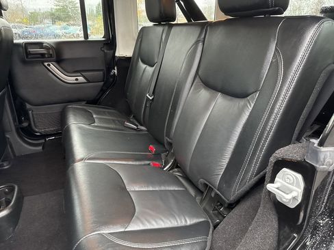 Used 2018 Jeep Wrangler Unlimited Sahara image 17